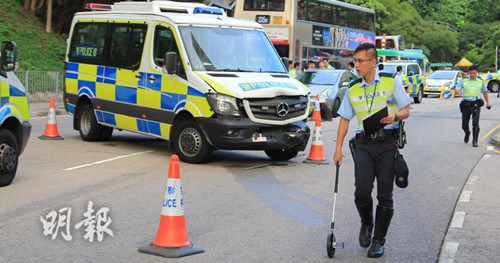 香港一男子开车与警车展开追逐战 失控撞墙被捕